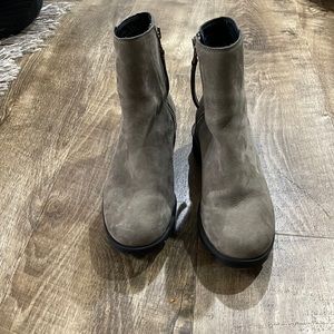Like NEW weather proof Sorel boots, size 7.